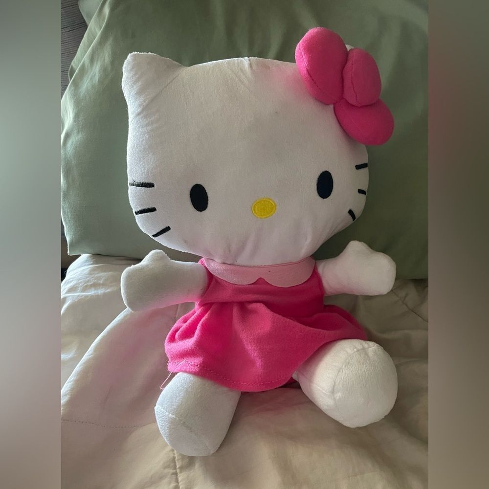 Hello kitty plush 🎀